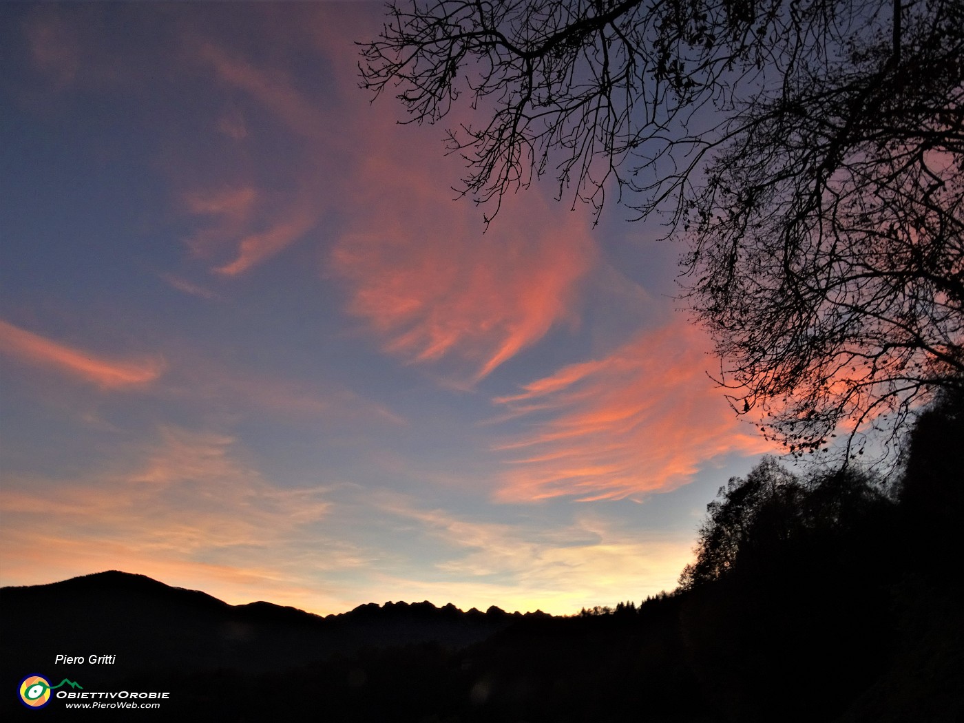 78 Cielo colorato di rosa, Il sole sceso dietro il Resegone .JPG